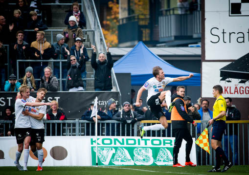 Örebros Martin Broberg gör 1-0 och jublar