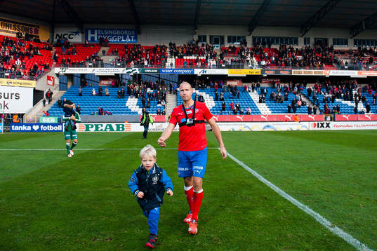 Helsingborgs Mattias Lindström med sonen i armar tackar
