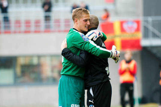 Helsingborgs målvakt Pär Hansson kramar manager Henrik