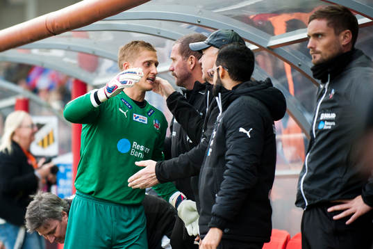Helsingborgs målvakt Pär Hansson tacka medspelare