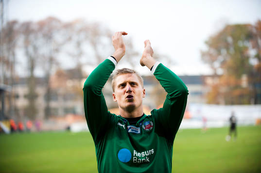 Helsingborgs målvakt Pär Hansson tackar