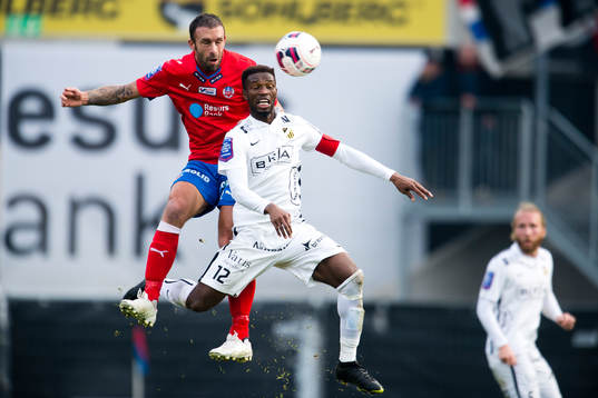 Helsingborgs Rade Prica och Häckens Mohammed Abubakari  i