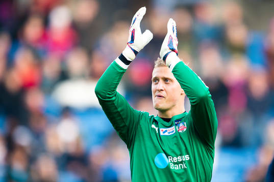 Helsingborgs målvakt Pär Hansson tackar