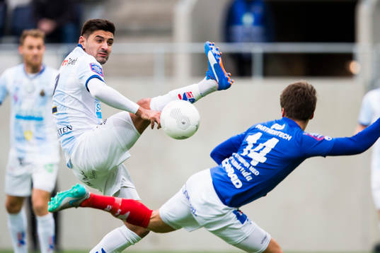 Gefles Ilir Berisha ser på när Åtvidabergs Simon Skrabb