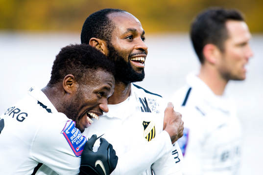 Häckens René Makondele och Mohammed Abubakari jublar