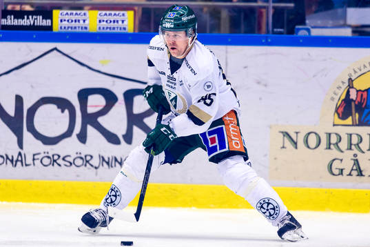 Färjestads Mikael Johansson med pucken