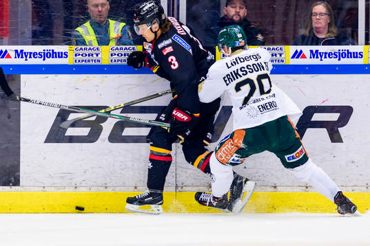 Färjestads Joel Eriksson Ek tacklar Luleås Marcus