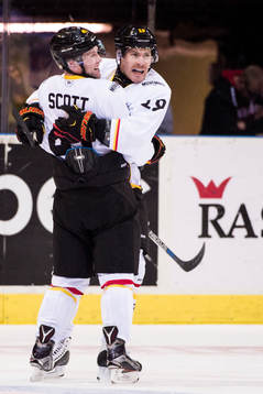 Brynäs Anssi Salmela och Greg Scott jublar