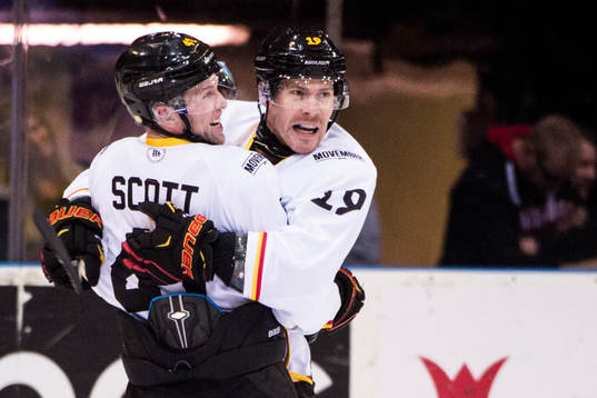 Brynäs Anssi Salmela och Greg Scott jublar