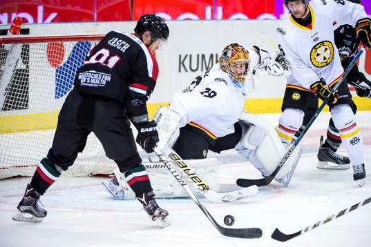 Frölundas Ryan Lasch oroar framför Brynäs målvakt