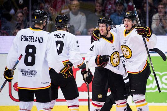 Brynäs Oskar Lindblom (th) jublar