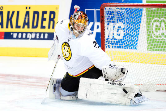 Brynäs målvakt Bernhard Starkbaum räddar ett skott