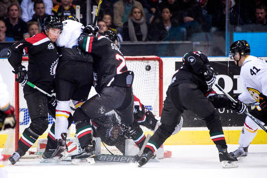 Brynäs Greg Scott gör mål som sedan döms bort