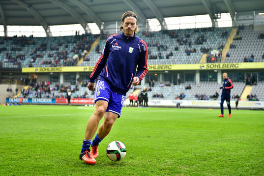 IFK Göteborgs Gustav Svensson värmer upp innan