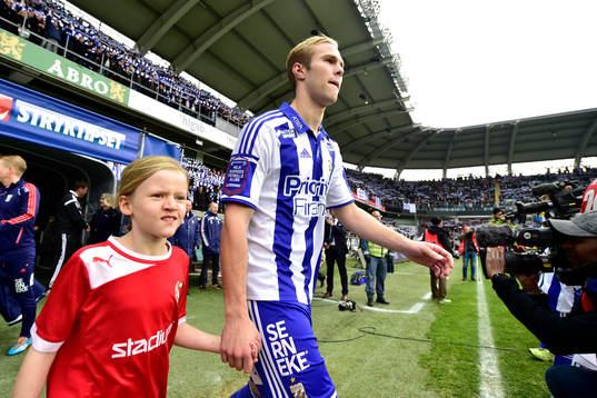 IFK Göteborgs Gustav Engvall går in på planen innan