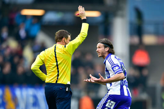 IFK Göteborgs Gustav Svensson reagerar mot domare Markus