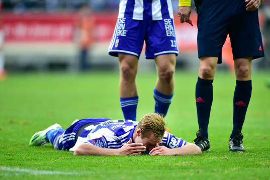 IFK Göteborgs Gustav Engvall ligger på gräset