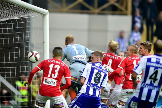 IFK Göteborgs Mads Winther Albeck nickar bollen till 1-2