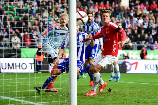 IFK Göteborg skjuter bollen i stolpen