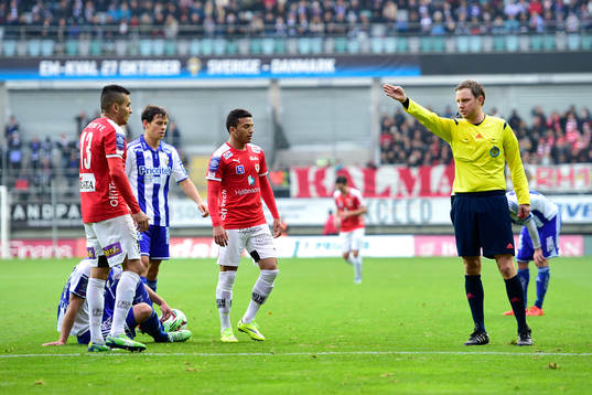 Domare Markus Strömbergsson dömer frispark för IFK