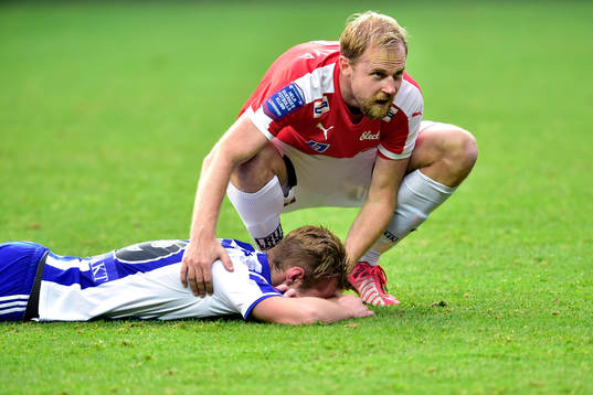 IFK Göteborgs Gustav Engvall klappas om av Kalmars Markus