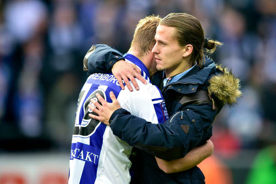 IFK Göteborgs Gustav Engvall kramas om av Lasse Vibe