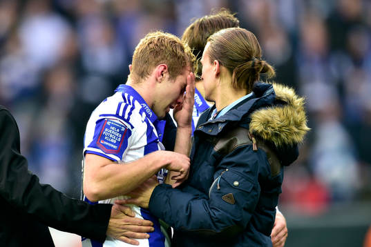 IFK Göteborgs Gustav Engvall kramas om av Lasse Vibe