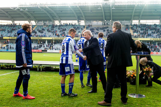 IFK Göteborgs Jakob Ankersen tar emot sin silvermedalj