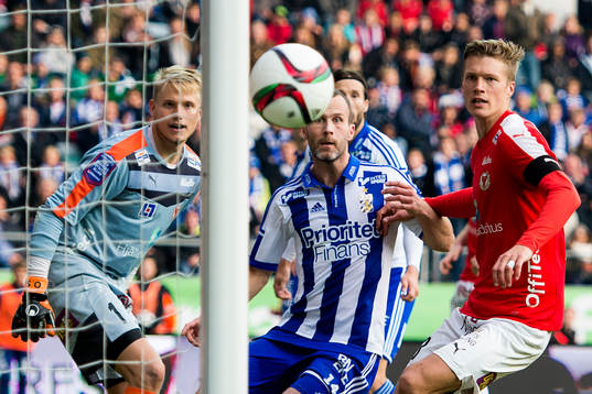 IFK Göteborgs Hjalmar Jonsson  och Kalmars målvakt Ole