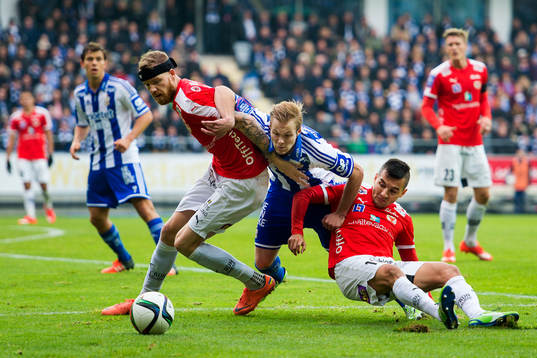 Kalmars Marcus Nilsson och Emin Nouri håller undan för