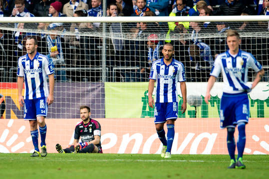 IFK Göteborgs målvakt John Alvbåge deppar