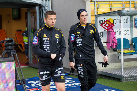 Elfsborgs Anders Svensson och Lasse Nilsson kommer in till