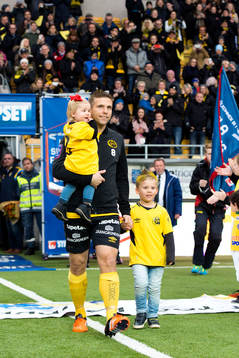 Elfsborgs Anders Svensson tackas av innan en fotbollsmatch