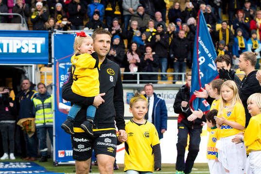 Elfsborgs Anders Svensson tackas av innan en fotbollsmatch