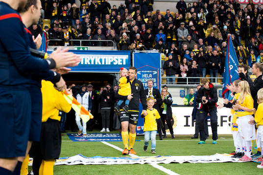 Elfsborgs Anders Svensson tackas av innan en fotbollsmatch