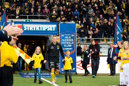 Elfsborgs Andreas Klarström tackas av innan en