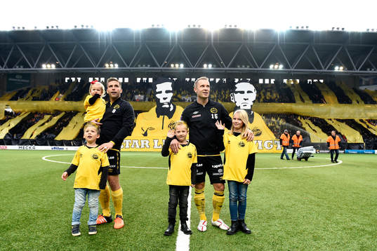 Elfsborgs Anders Svensson och Andreas Klarström tackas av
