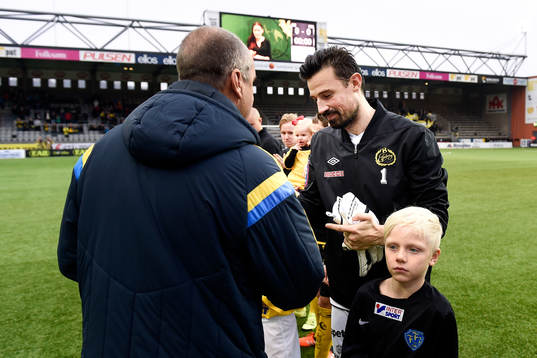 Elfsborgs målvakt Kevin Stuhr Ellegaard får pris av