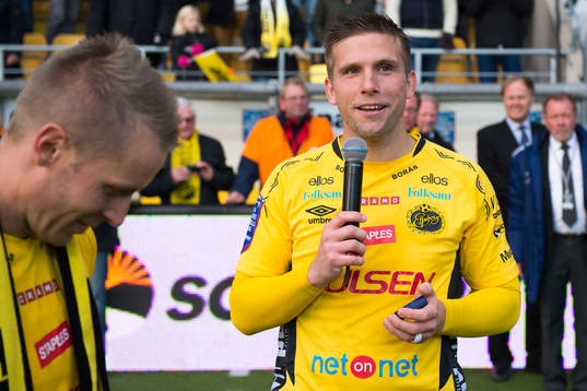 Elfsborgs Anders Svensson håller tal till publiken