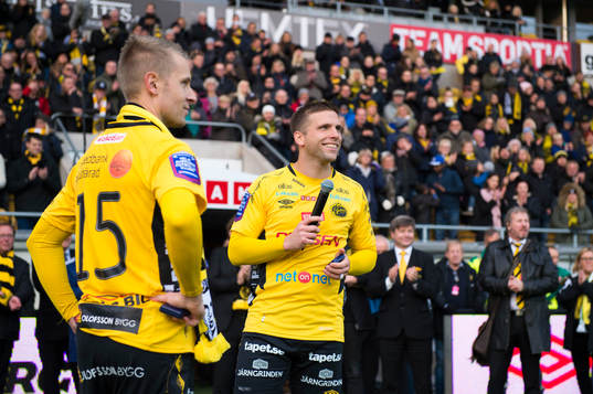 Elfsborgs Andreas Klarström och Anders Svensson håller