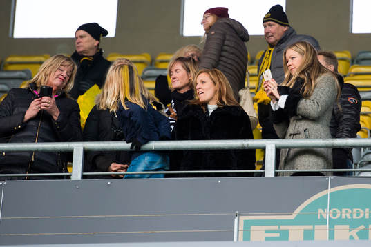 Elfsborgs Anders Svensson fru Emma Svensson filmar medan