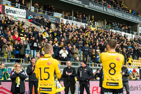 Publiken ger Elfsborgs Anders Svensson och Andreas
