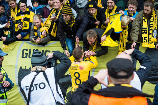 Elfsborgs Anders Svensson tackas av av publiken