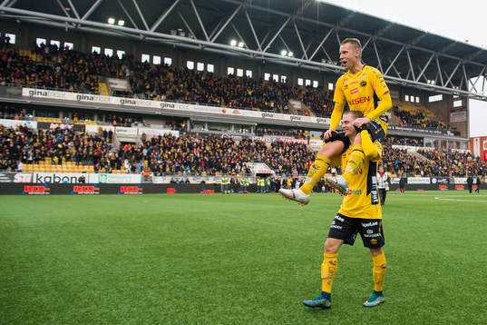 Elfsborgs Andreas Klarström bärs på axlarna av Simon