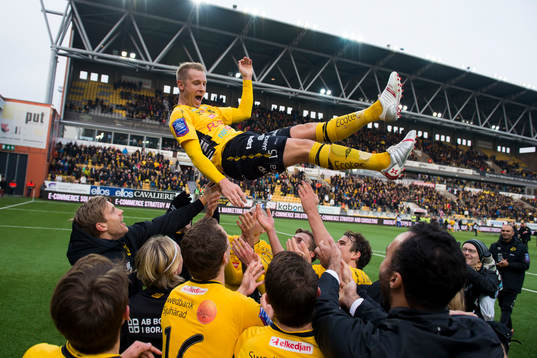 Elfsborgs Andreas Klarström hissas i luften