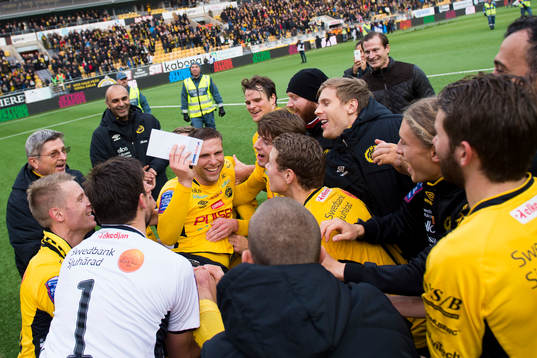 Elfsborgs Anders Svensson skall hissas av spelarna
