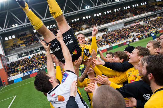 Elfsborgs Anders Svensson hissas i luften av övriga spelare