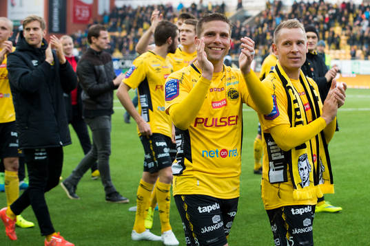 Elfsborgs Anders Svensson och Andreas Klarström tackar