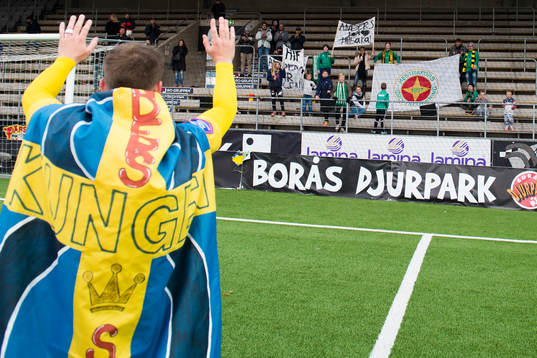 Elfsborgs Anders Svensson (rygg mot kameran) tackar en