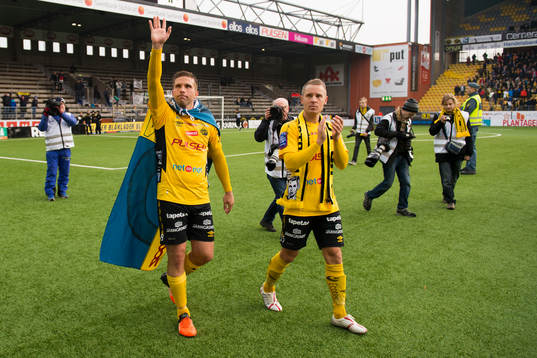 Elfsborgs Anders Svensson och Andreas Klarström tackar